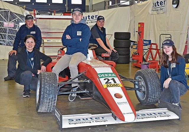 Teilen die Leidenschaft für den Rennsport: Fahrer Michael Sauer (Mitte), Mutter Miyuki (l.), Grossvater Roland (hinten l.), Vater Stephan und Michaels Schwester Karin. Fotos: Fabia Maieroni
