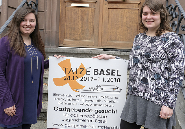 Zählen auf die Offenheit der Bevölkerung: Aleksandra (l.) und Eveliina suchen für das Jugendtreffen Taizé Basel Gastfamilien.  Foto: Thomas Brunnschweiler