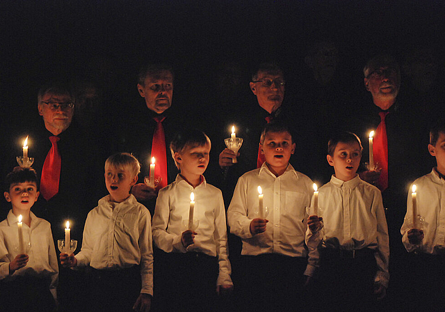 Andacht: Stimmungsvoll vorgetragene Taizé-Lieder: Männerchor und Buben der Knabenkantorei Basel.  Foto: Thomas Brunnschweiler