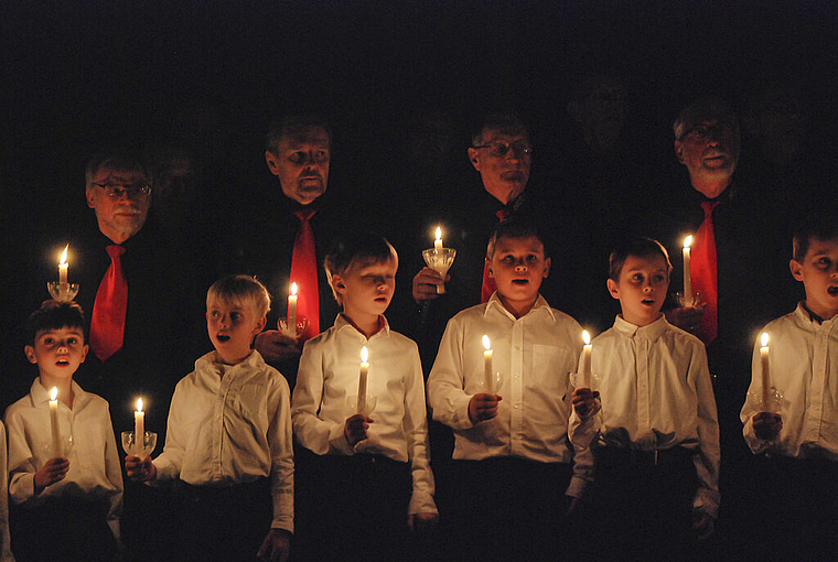 Andacht: Stimmungsvoll vorgetragene Taizé-Lieder: Männerchor und Buben der Knabenkantorei Basel.  Foto: Thomas Brunnschweiler