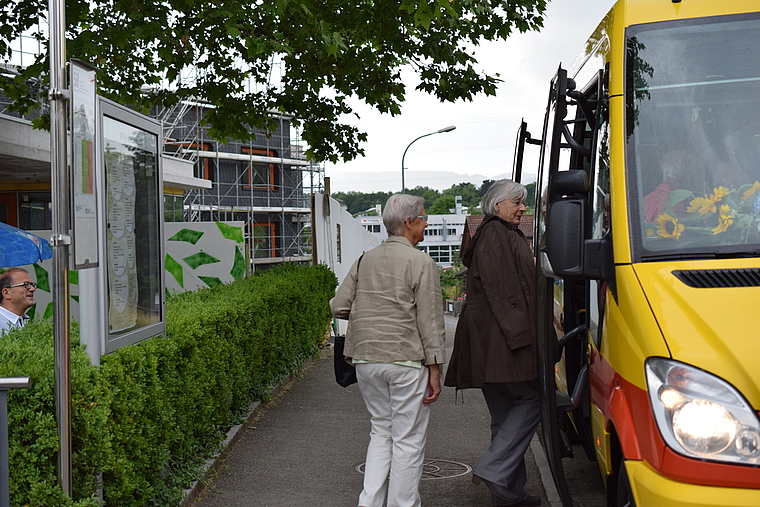 Einsteigen bitte: Die ersten Fahrgäste nehmen an der Station APH Hofmatt im 58er-Ortsbus Platz.  Foto: Bea Asper