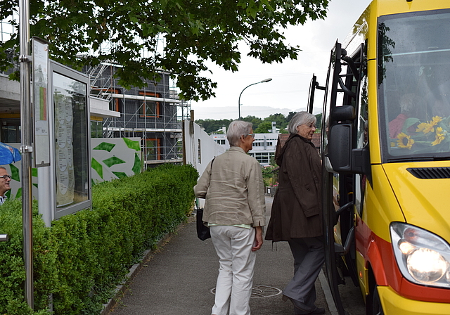 Einsteigen bitte: Die ersten Fahrgäste nehmen an der Station APH Hofmatt im 58er-Ortsbus Platz.  Foto: Bea Asper