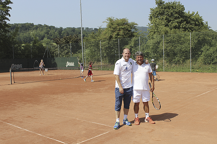 Bieten Fussball und Tennis im Tagescamp: Scott Chipperfield (links) und Nino Maimone.  Foto: Axel Mannigel