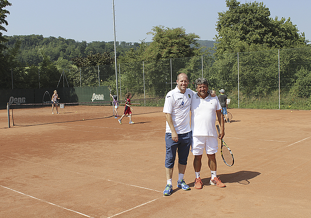 Bieten Fussball und Tennis im Tagescamp: Scott Chipperfield (links) und Nino Maimone.  Foto: Axel Mannigel