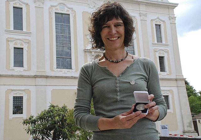 Höchste Auszeichnung: Marlies Weyeneth ist bei aller Bescheidenheit stolz auf die Henry-Dunant-Medaille des Roten Kreuzes. Foto: Thomas Brunnschweiler