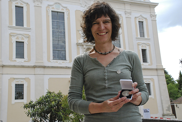 Höchste Auszeichnung: Marlies Weyeneth ist bei aller Bescheidenheit stolz auf die Henry-Dunant-Medaille des Roten Kreuzes. Foto: Thomas Brunnschweiler