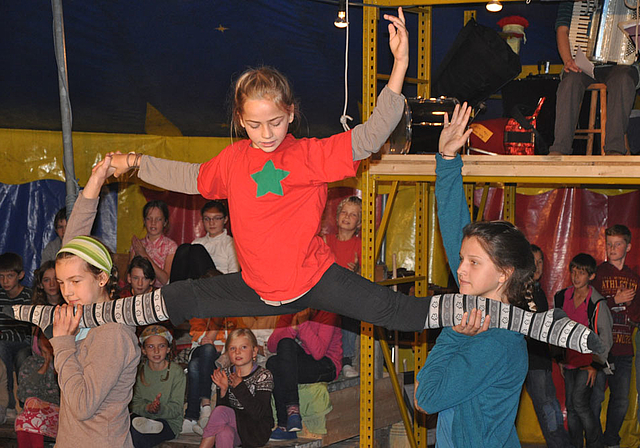 Übung macht den Meister: Schülerinnen der Rudolf Steiner Schule Birseck bei den Zirkusproben.  Foto: Isabelle Hitz