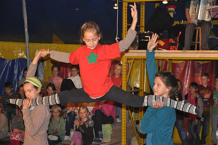 Übung macht den Meister: Schülerinnen der Rudolf Steiner Schule Birseck bei den Zirkusproben.  Foto: Isabelle Hitz