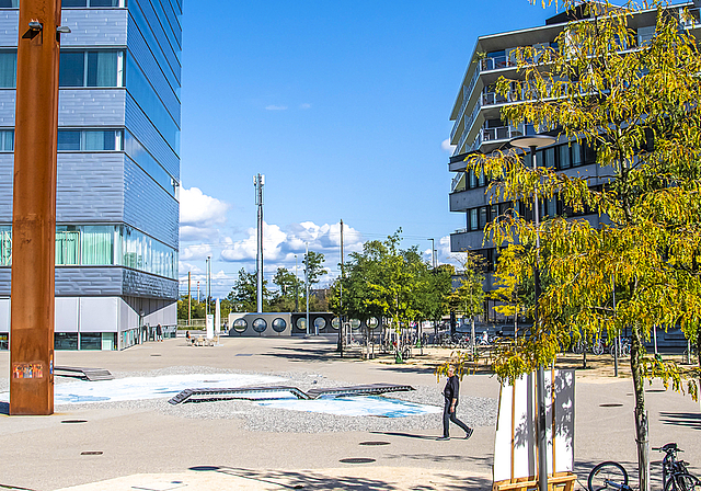 Brückenschlag: In der Mitte zwischen FHNW-Neubau (links) und Transitlager (rechts) käme der Steg zur Grün 80 hin.  BZ Archiv