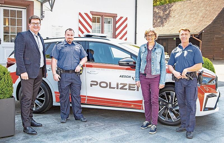 Elektrisch unterwegs: (v. l.) Stephan Hohl (Gemeinderat), Joël Beurret (Gemeindepolizei und Fachbereichsleiter öffentliche Sicherheit), Christine Koch (Gemeinderätin) und Patrik Voirol (Gemeindepolizei). Foto: Joël Gernet