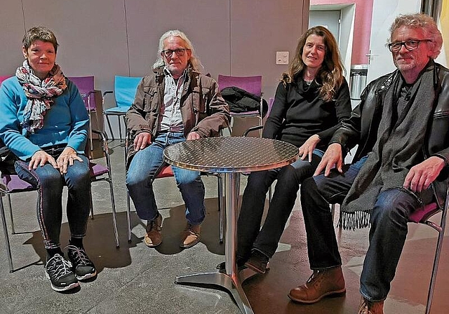 Allesamt filmbegeistert: Die Kinogruppe des Kulturforums Laufen, bestehend aus (v.l.) Luzia Kottmann, Martin Kaiser, Sandra Hesse und Jürg Kaiser. Es fehlt Pia Halbeisen. Foto: Melanie Brêchet