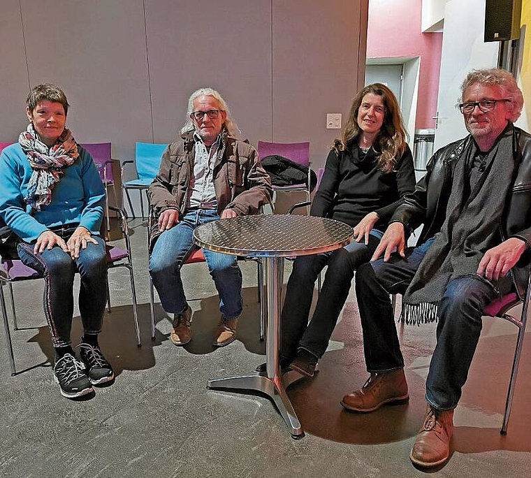 Allesamt filmbegeistert: Die Kinogruppe des Kulturforums Laufen, bestehend aus (v.l.) Luzia Kottmann, Martin Kaiser, Sandra Hesse und Jürg Kaiser. Es fehlt Pia Halbeisen. Foto: Melanie Brêchet