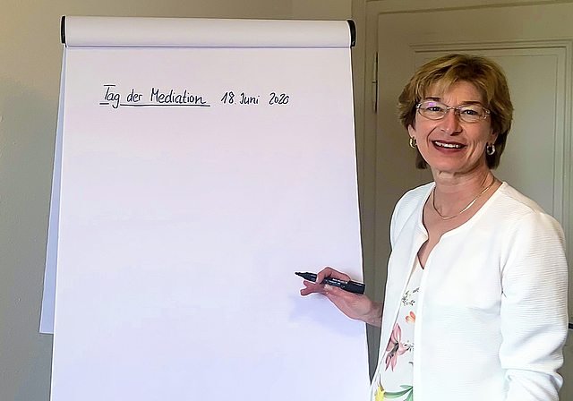 Ausgerüstet: Birgitta Rebsamen arbeitet bei persönlichen Beratungen gerne mit einem Flipchart.  Foto: Caspar Reimer