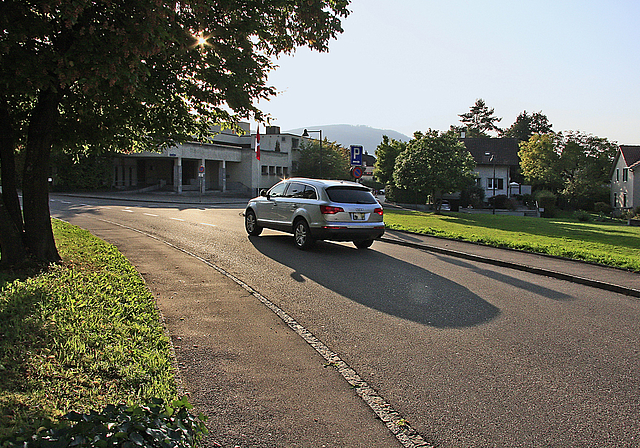 In Zukunft langsamer: Auch die Strassen ums katholische Kirchgemeindehaus gehören zur neu beschlossenen Tempo-30-Zone. Foto: Edmondo Savoldelli