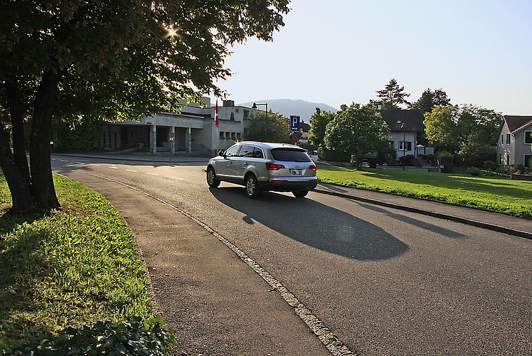 In Zukunft langsamer: Auch die Strassen ums katholische Kirchgemeindehaus gehören zur neu beschlossenen Tempo-30-Zone. Foto: Edmondo Savoldelli