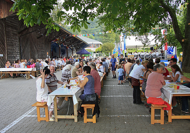 Dorfgemeinschaft: Schon am frühen Abend traf sich «tout Arlesheim» im Badhof. Die Musikgesellschaft machte den Auftakt. Foto: Edmondo Savoldelli