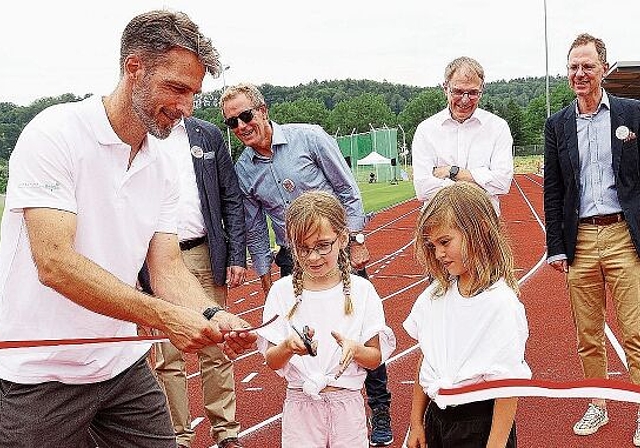 Eine Anlage für die Zukunft: Die zwei jüngsten Mitglieder des LZT, Ella und Elisa, durften das Band durchschneiden. LZT-Präsident Tobias Holliger ging helfend zur Hand. Foto: Eh-Presse