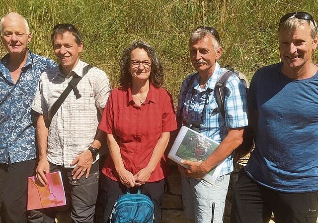 Die «Offiziellen» freuen sich über das gelungene Projekt: Vor der Trockensteinmauer strahlt (v.l.) das Quintett Felix Riegger (Mauerbauer), Christoph Gubler (Betriebsleiter Forstbetrieb), Sabine Saner (Gemeinderätin), Josef Borer (Revierförster)