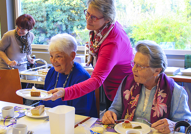 Essen und Plaudern: Ob Jassen oder Skipo – Rosmarie Jappert (links) und Didi Schmuckli (rechts) schätzen die Stunden der Gemeinschaft und Spass.  Foto: Tobias Gfeller