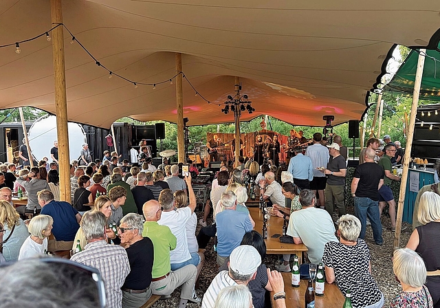 Grosser Ansturm: Zum Saisonstart des Kulturzirkus blieb kein Sitz auf der Zirkuswiese unbesetzt. Fotos: caspar reimer