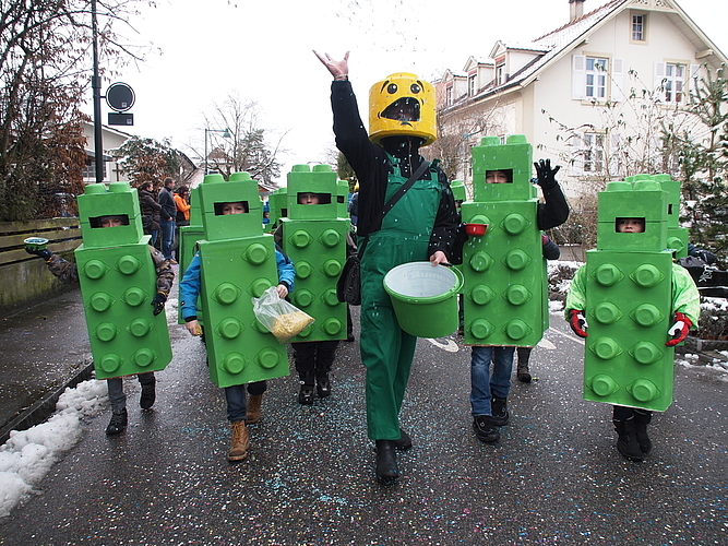 Viel fasnächtliche Kreativität in der Schule: Legosteine, Käfer, Fische und Goldvögel. Fotos: Tobias Gfeller