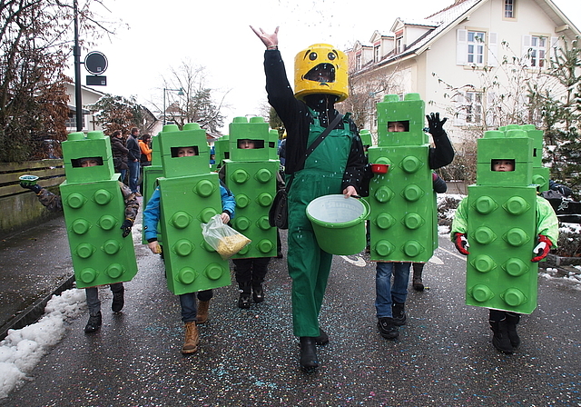 Viel fasnächtliche Kreativität in der Schule: Legosteine, Käfer, Fische und Goldvögel. Fotos: Tobias Gfeller