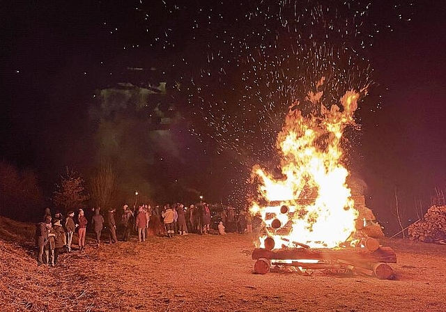 Kleiner, aber dennoch effektiv: Das Fasnachtsfeuer spendete Wärme und war weithin zu sehen. Foto: Axel Mannigel