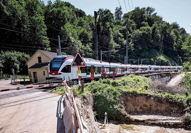 Doppelspurausbau Grellingen–Duggingen: In Richtung Duggingen wird der Bahnübergang bei der Verzweigung geschlossen. Foto: Kenneth Nars