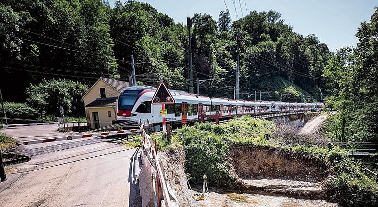 Doppelspurausbau Grellingen–Duggingen: In Richtung Duggingen wird der Bahnübergang bei der Verzweigung geschlossen. Foto: Kenneth Nars