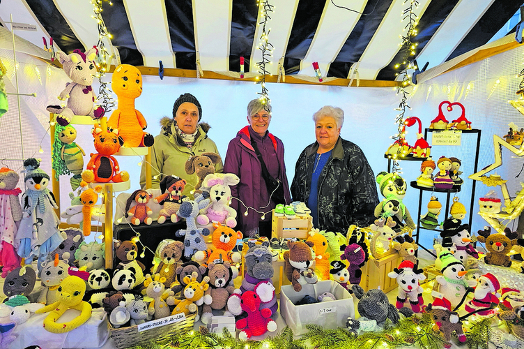 Häkeln was Kinderherzen begehren: (v.l.) Verena Ruppen, Sylvia Treier und Daniela Rappo (es fehlen Felix Rappo und Fabienne Ruppen) sind auf regionalen Märkten anzutreffen. 