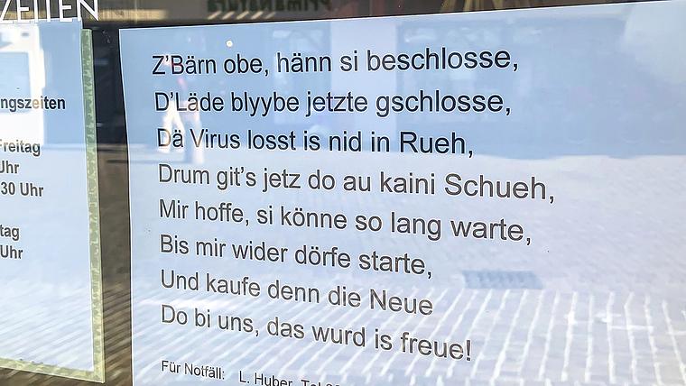 Geschlossen: Dieses Schuhgeschäft in Arlesheim bringt mit einen fasnächtlichen Vers etwas Humor in den Ernst der Lage. Foto: Caspar Reimer