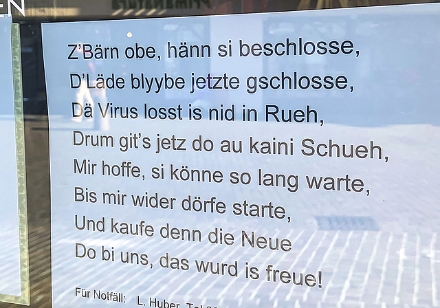 Geschlossen: Dieses Schuhgeschäft in Arlesheim bringt mit einen fasnächtlichen Vers etwas Humor in den Ernst der Lage. Foto: Caspar Reimer