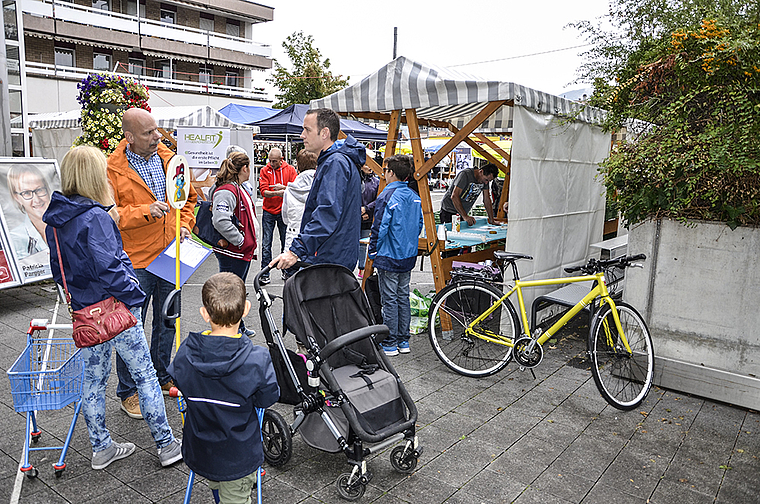 Der Druck auf Schulleitung und Schulrat wird hochgehalten: Unzufriedene Eltern suchten am Früschmärt das Gespräch mit Passanten. Foto: Thomas Kramer