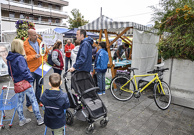 Der Druck auf Schulleitung und Schulrat wird hochgehalten: Unzufriedene Eltern suchten am Früschmärt das Gespräch mit Passanten. Foto: Thomas Kramer