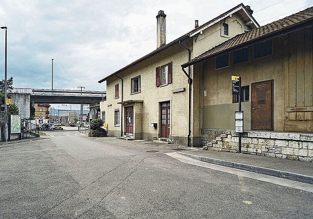 Beim Bahnhof Münchenstein ist wenig los: Die vielen Arbeitsplätze befinden sich weiter südlich. Foto: Roland Schmid