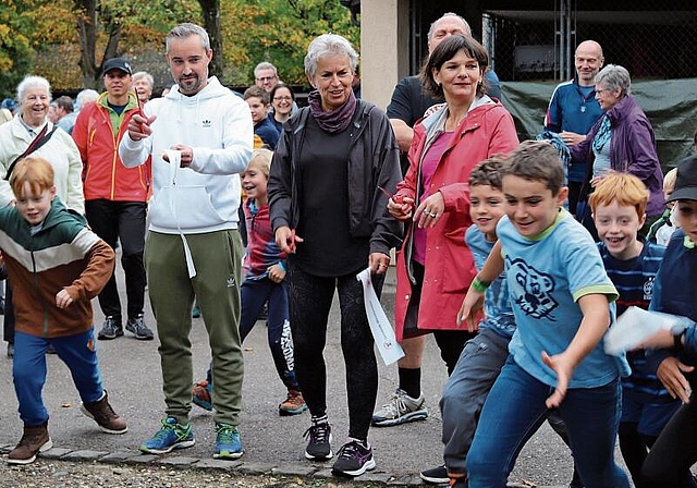 Auf die Plätze, fertig, los: Nachdem Patrick Müller von der Müller AG Verpackungen, Gemeindepräsidentin Jeanne Locher-Polier und Gemeinderätin Ursula Lüscher (r.) das Band durchschnitten hatten, gab es für die Kinder kein Halten mehr. Foto: Be