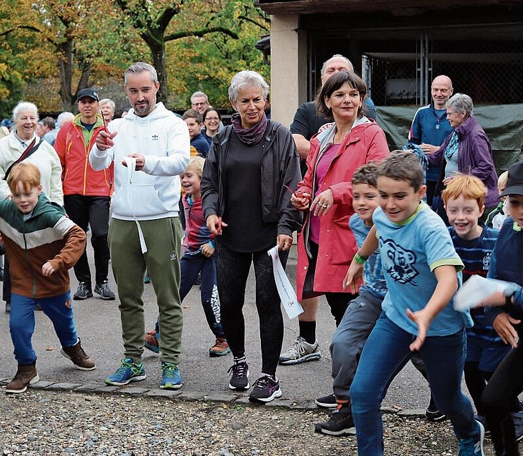 Auf die Plätze, fertig, los: Nachdem Patrick Müller von der Müller AG Verpackungen, Gemeindepräsidentin Jeanne Locher-Polier und Gemeinderätin Ursula Lüscher (r.) das Band durchschnitten hatten, gab es für die Kinder kein Halten mehr. Foto: Be