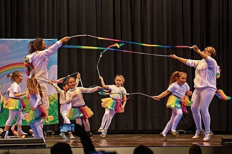 Die Kleinen: Die Gruppe nennt sich «Juspo» und zeigt den Tanz unterm Regenbogen. Fotos: Martin Staub