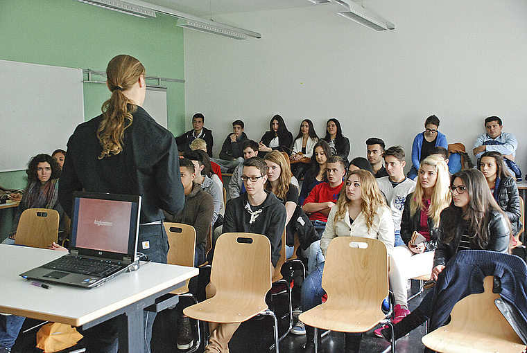 Präsentation: Jonas Heinrichs erklärt den Mitschülerinnen, Mitschülern und den Lehrpersonen die Anglizismen in der deutschen Sprache. Foto: Thomas Brunnschweiler