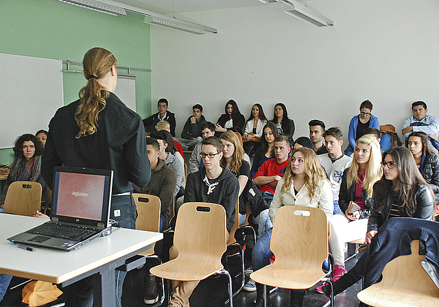 Präsentation: Jonas Heinrichs erklärt den Mitschülerinnen, Mitschülern und den Lehrpersonen die Anglizismen in der deutschen Sprache. Foto: Thomas Brunnschweiler