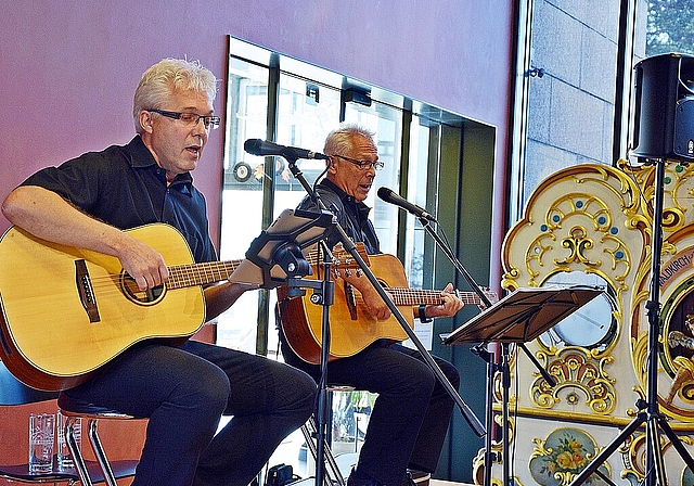 Live-Musik zwischen Musikautomaten: Das Troubadour-Duo KARIBUM mit Christoph Zehnder (links) und Peter Wyss. Foto: Roland Bürki