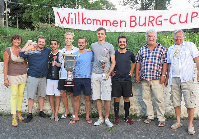 Siegen zum ersten Mal: Das «In Team» aus Metzerlen, flankiert von der Ehrendame Steffi Gerber (l.), Gemeindepräsident Dieter Merz (2. v. r.) und Cup-Erfinder Urs Gerber (r.).  Foto: Edmondo Savoldelli