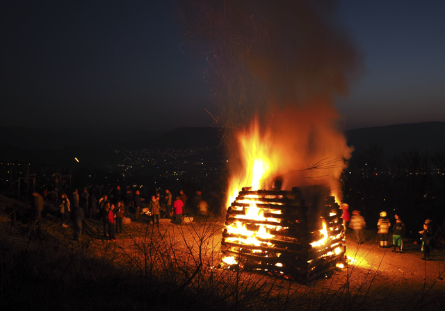 Wärmendes Beisammensein: Auch Heimweh-Arlesheimer kamen zum Fasnachtsfeuer. Fotos: Boris Morf