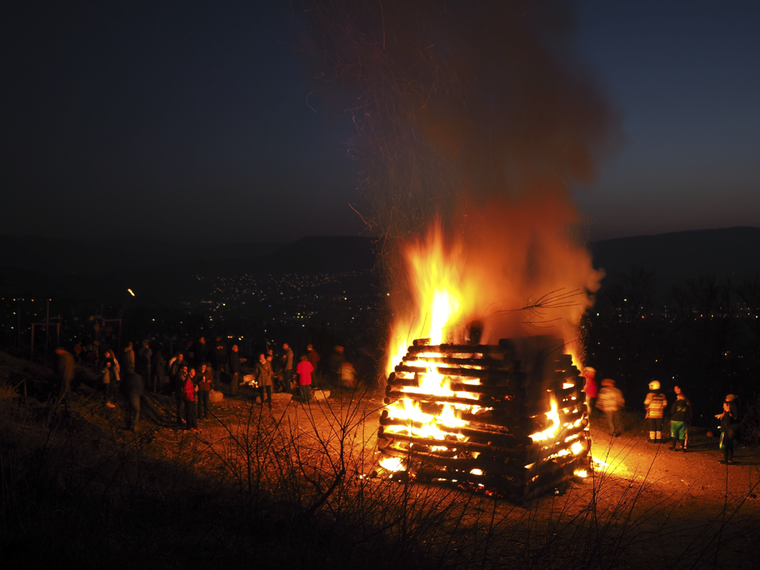 Wärmendes Beisammensein: Auch Heimweh-Arlesheimer kamen zum Fasnachtsfeuer. Fotos: Boris Morf