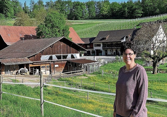 Führt den Klushof als modernen Landwirtschaftsbetrieb mit viel Herzblut: Barbara Koellreuter. Foto: Axel Mannigel
