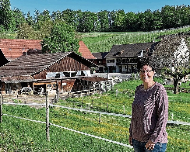 Führt den Klushof als modernen Landwirtschaftsbetrieb mit viel Herzblut: Barbara Koellreuter. Foto: Axel Mannigel
