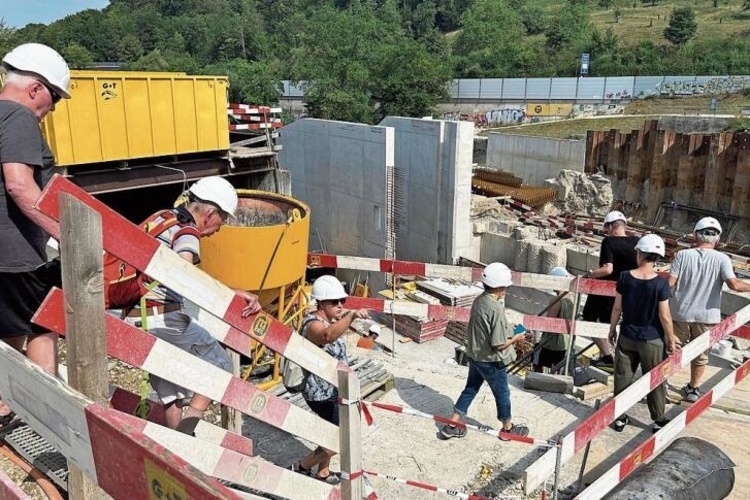 Besichtigung: Zahlreiche Anwohnende nutzten die Gelegenheit und besuchten die Baustelle beim Kraftwerk Neuewelt in Münchenstein. Foto: Caspar Reimer