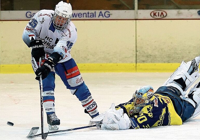 Selbstbewusst: Laufens Torhüter Christoph Imhof entschied mit dieser mutigen Aktion das Penaltyschiessen und damit das Spiel. Foto: eh-presse