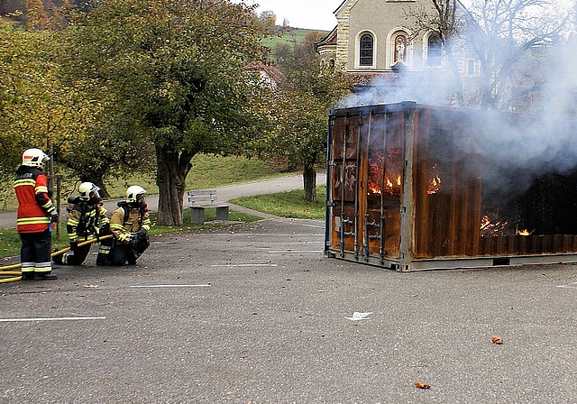 <em>Tannenbaum in Brand: </em>Die Feuerwehr Kleinlützel löscht das Feuer im improvisierten Wohnzimmer unverzüglich.Fotos: Jürg Jeanloz
