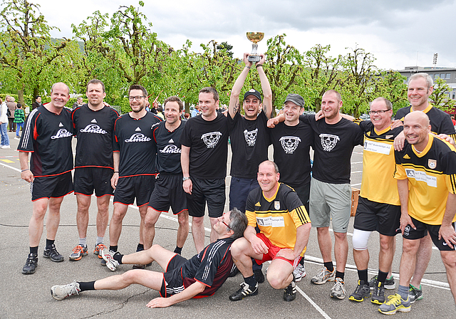 Erschöpfte und zufriedene Teilnehmer der Eierläset 2014: Links die Ad-hoc-Mannschaft des Turnvereins, in der Mitte mit Pokal das Party-Kommando der Feuerwehr Klus, rechts die Mannschaft des Fussballclubs Aesch.  Foto: Jay Altenbach